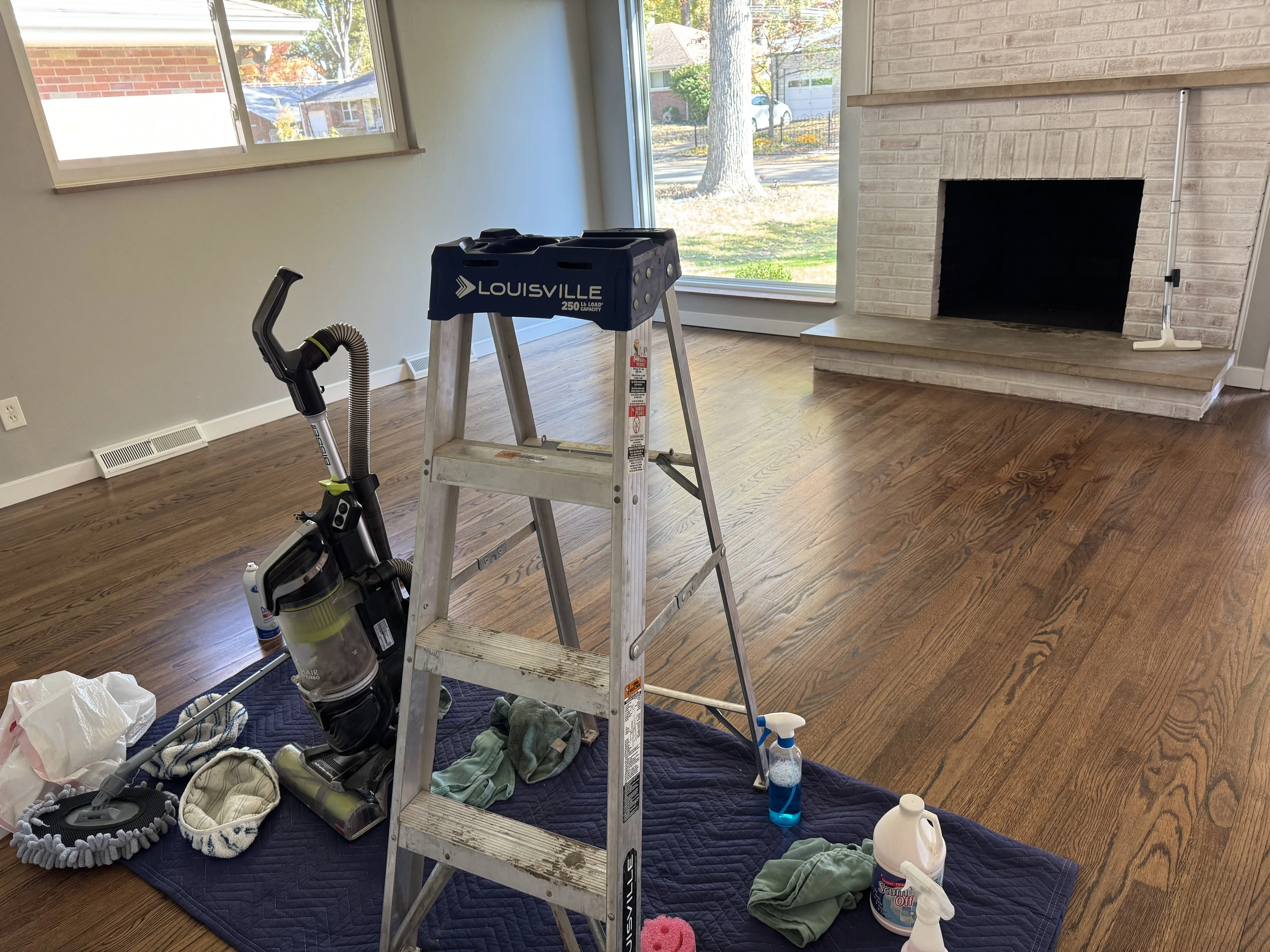 Clean Town and Country living room after recurring house cleaning service